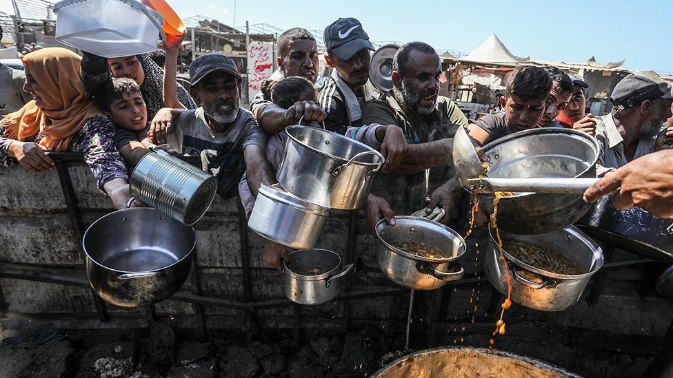 Gıda sıkıntısı çeken Gazze halkı.